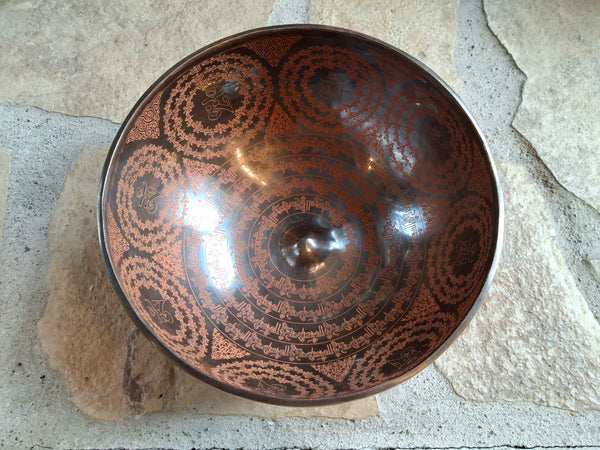 Bowl 924: 9" Thangka Art Work Himalayan Singing Bowl 176 Hz F3+14