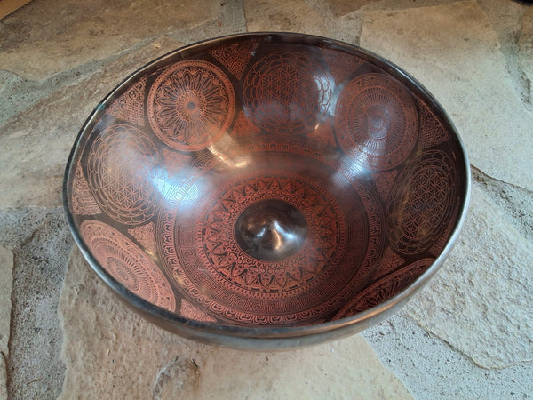 Bowl 920: 10" Thangka Artwork Himalayan Singing Bowl 141/149 Hz C#3+30