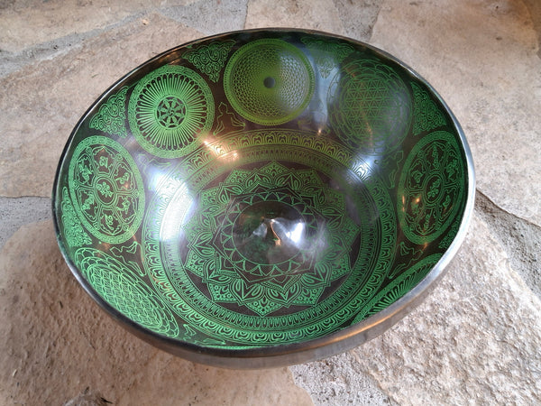 Bowl 920: 10" Thangka Artwork Himalayan Singing Bowl 141/149 Hz C#3+30